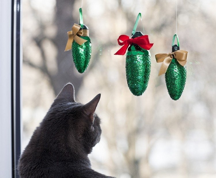 Zakryte staré žiarovky zelenými flitrami Vianočná dekorácia na okná staré-žiarovky-zelené-flitrové šišky