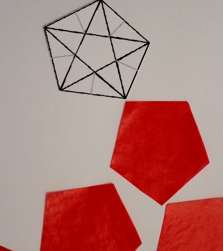 Z červeného pauzovacieho papiera vystrihnite päťuholníky vianočná dekorácia-okenná hviezda-skladací-návod-vystrihnutý-červená-transparentná-papierová šablóna