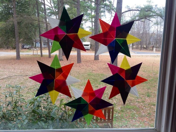 Jednotlivé diely k sebe prilepte lepiacou tyčinkou Vianočné dekorácie-okenné hviezdy-sklad-jednodielne-lepidlo