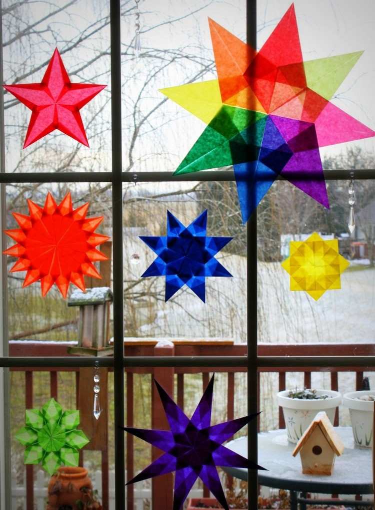 Vyrobte z pauzovacieho papiera farebné hviezdy vianočné dekorácie-okenné hviezdy-farebné-priehľadné-papierové záhyby