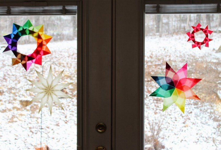 farebné vianočné ozdoby s hviezdami Vianočné dekorácie-okenné hviezdy-vyrobte si-drotár-seba-s-transparentným papierom