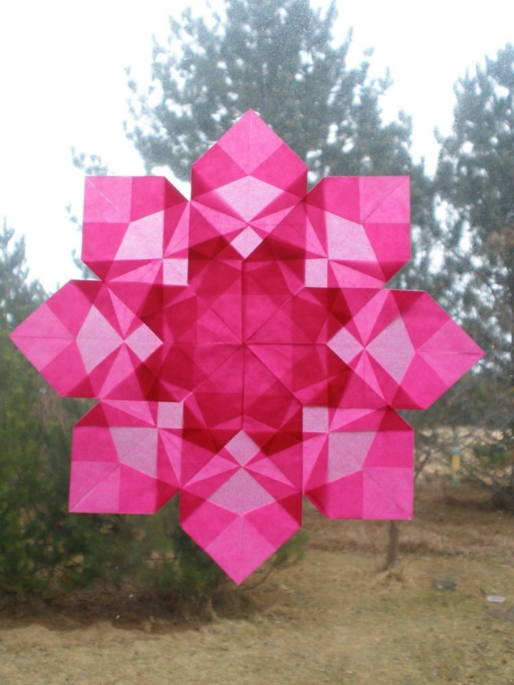 Ružová vianočná ozdoba v podobe snehovej vločky vianočná ozdoba na okno ružový pergamen snehová vločka nápad