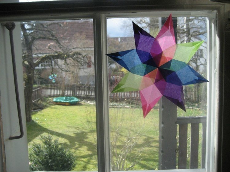 Ozdobte okno viacfarebnou hviezdou vianočná ozdoba na okná farebný hviezdny kutilský pergamen