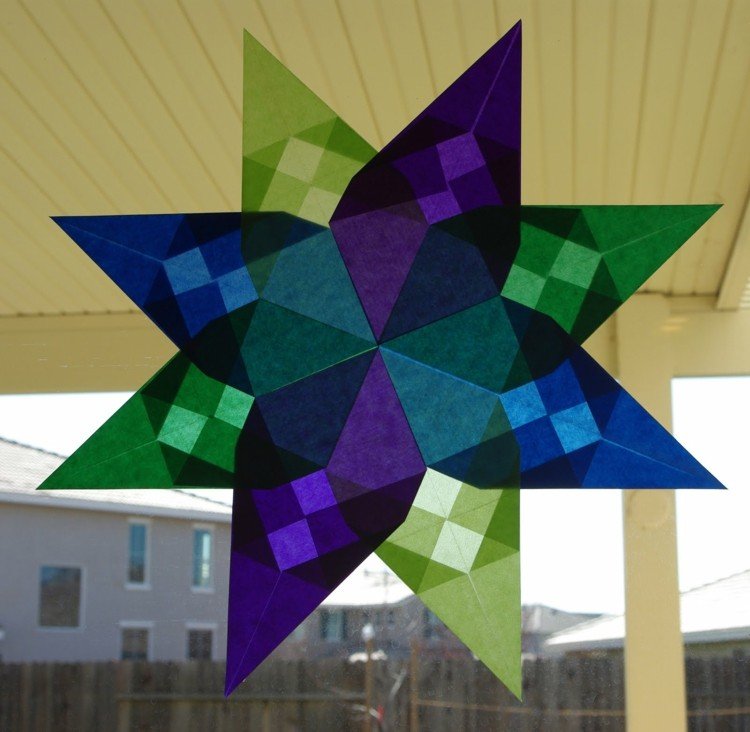 Vianočné ozdoby na okná vyrobené z pergamenu vianočná dekorácia na okná zubatý vzor hviezda nápad pergamenové farby