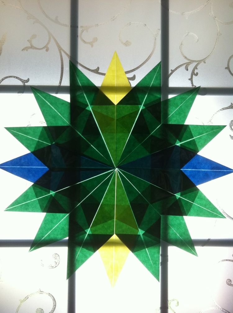 Vyrobte si okenné dekorácie z papiera - hviezda v zelenej, modrej a žltej farbe Vianočná dekorácia na pergamenovú hviezdicovú perličku zelená modrá žltá