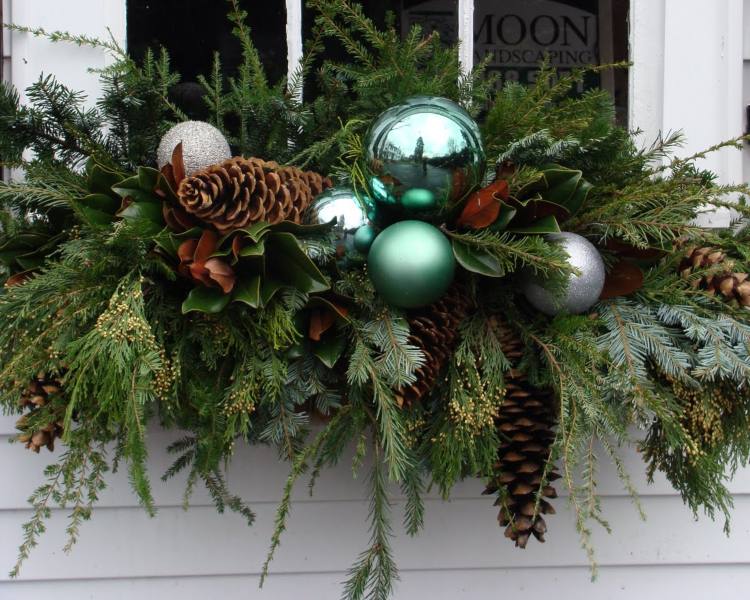 Vianočná ozdoba okenný parapet mimo nápady remesiel s prírodnými materiálmi a veľkými vianočnými guľami a šiškami