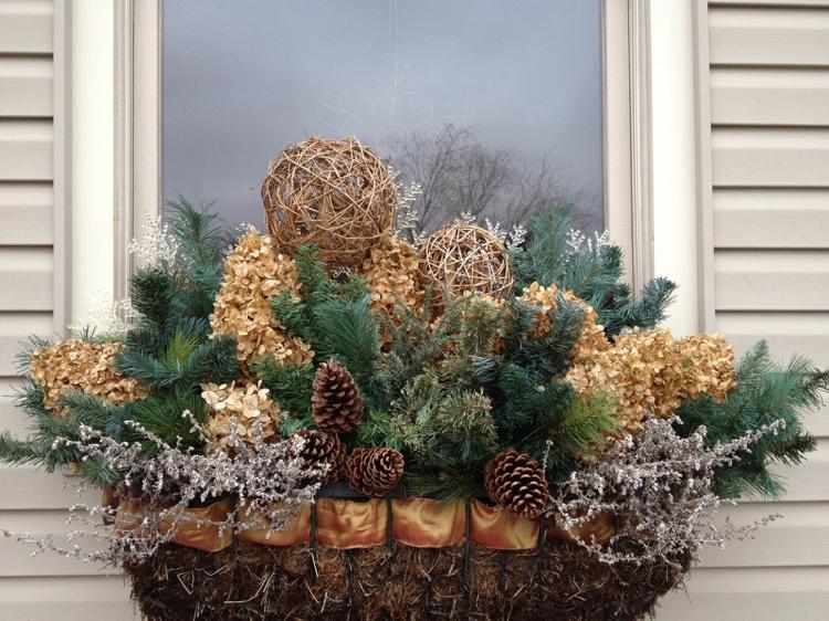 Nápady na zimnú výzdobu s prírodnými materiálmi, ako sú suché kvety hortenzie a borovicové zelené a šišky