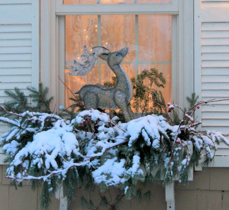 Figúrka soba zo skla v mrazivom vzhľade a jedľových konárov a šípok