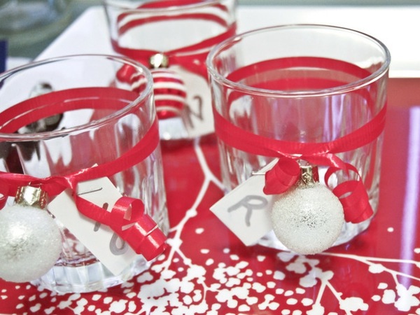 červená stuha biela guľa stromu trblietavé prvky