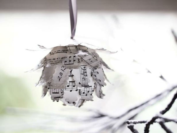 Papierová guličková tyčinka na tradičnú dekoráciu stromčeka