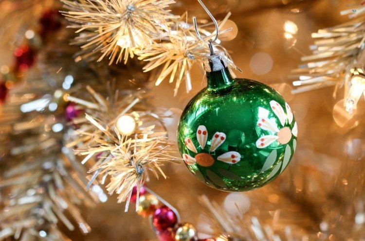 nápady na vianočné dekorácie zelená guľa farba kvety nápad strieborná jedľa