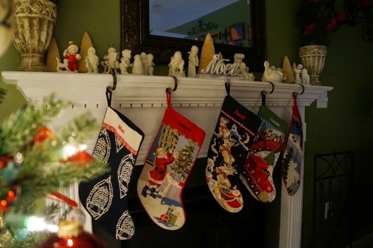 Na vianočné ozdoby použite namiesto girlandy figúrky nápady na vianočné dekorácie ponožky farebné figúrky krbové simky