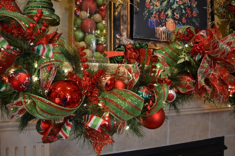 Vianočnú výzdobu je možné zvoliť v tradičných farbách červenej a zelenej nápady na vianočné dekorácie červená zelená farba tradičné trblietavé gule