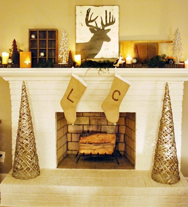 Vianočný krb zdobí zlatú farbu zlaté moderné žiarovky zlaté jedle umelé