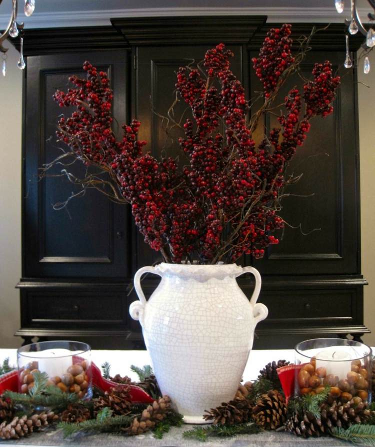 Pridajte do vianočnej dekorácie kyticu bobúľ váza na vianočné ozdoby strauss červené bobule váza biela aranž