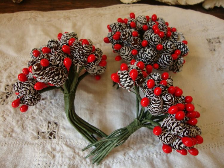 Nápad z domácej kytice s drôtom, bobuľami a šiškami vianočné dekorácie nápady strauss drôtené šišky bobule diy