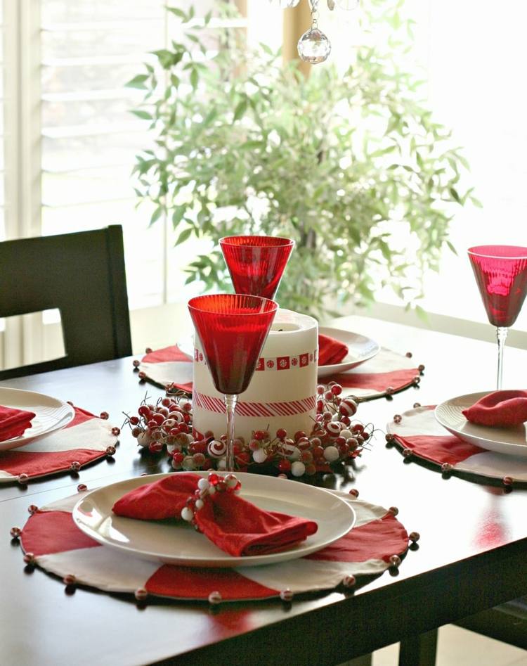 vianočná dekorácia biele červené okuliare prestierania sviečkový veniec