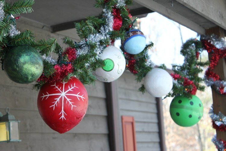 Záhradná dekorácia z girlandy s guličkami vianočného stromčeka vianočná výzdoba v záhradnom vence nápad nápady gule šperky vonkajšie