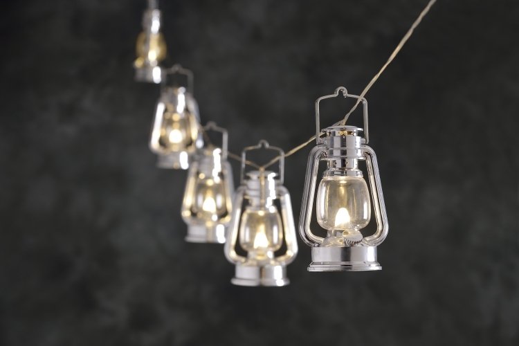 Plynové žiarovky alebo lampáše na sviečky ako girlanda do exteriéru vianočné dekorácie-záhradné nápady-plynová lampa-sviečka-lampáš-veniec-vešiaky