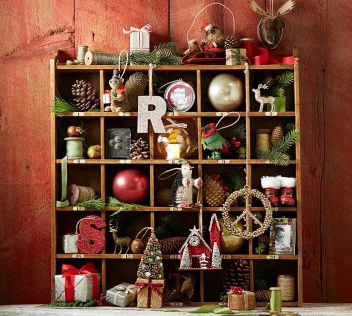 Vianočné ozdoby na stenu v detskej izbe Detská izba zariadená aranžovaním farebných vianočných ozdôb na poličku