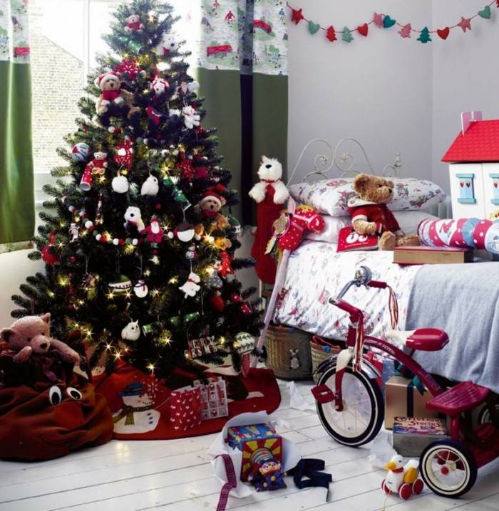 Slávnostná dekorácia do detskej izby - plyšové hračky na vianočný stromček Vianočné dekorácie nápady v škôlke hračky z girlandového stromčeka