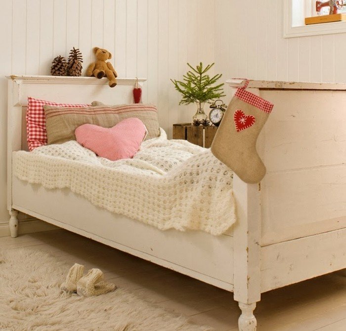 Vianočné ponožky zavesené na detskej postieľke Vianočná dekorácia škôlka Vianočné ponožky dekoračné vankúše