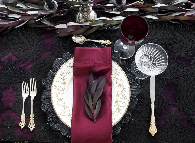 vianočná dekorácia bobuľové tóny nuansový stôl elegantný látkový obrúsok obrus