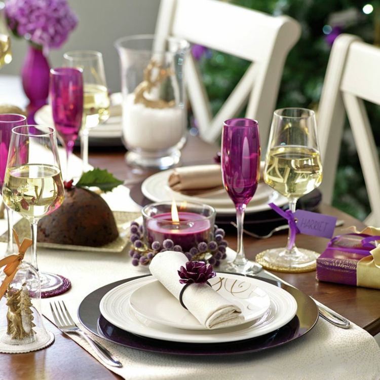 sviečky bobuľovité tóny elegantný obrúskový prsteň čučoriedkový kvet váza