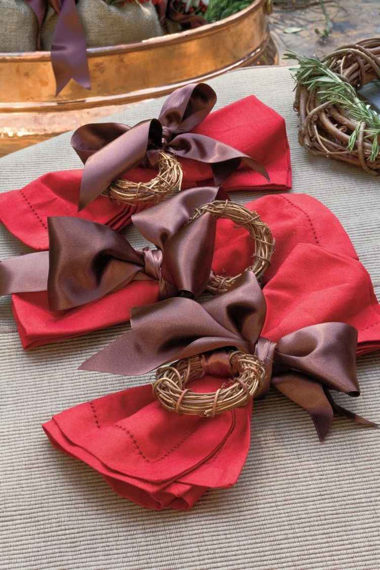 vianočná dekorácia bobuľové tóny trendová farba látkové obrúsky mašle dekorácia stolu