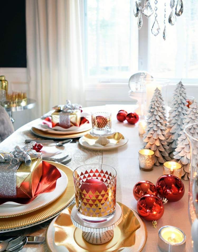 jemné vianočné ozdoby bobuľové tóny drevo strieborná ozdoba stolíka