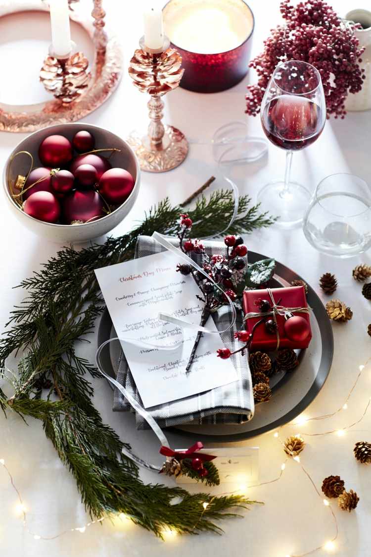 dekorácia slávnostného stola vianočné ozdoby bobuľové tóny vianočná dekorácia