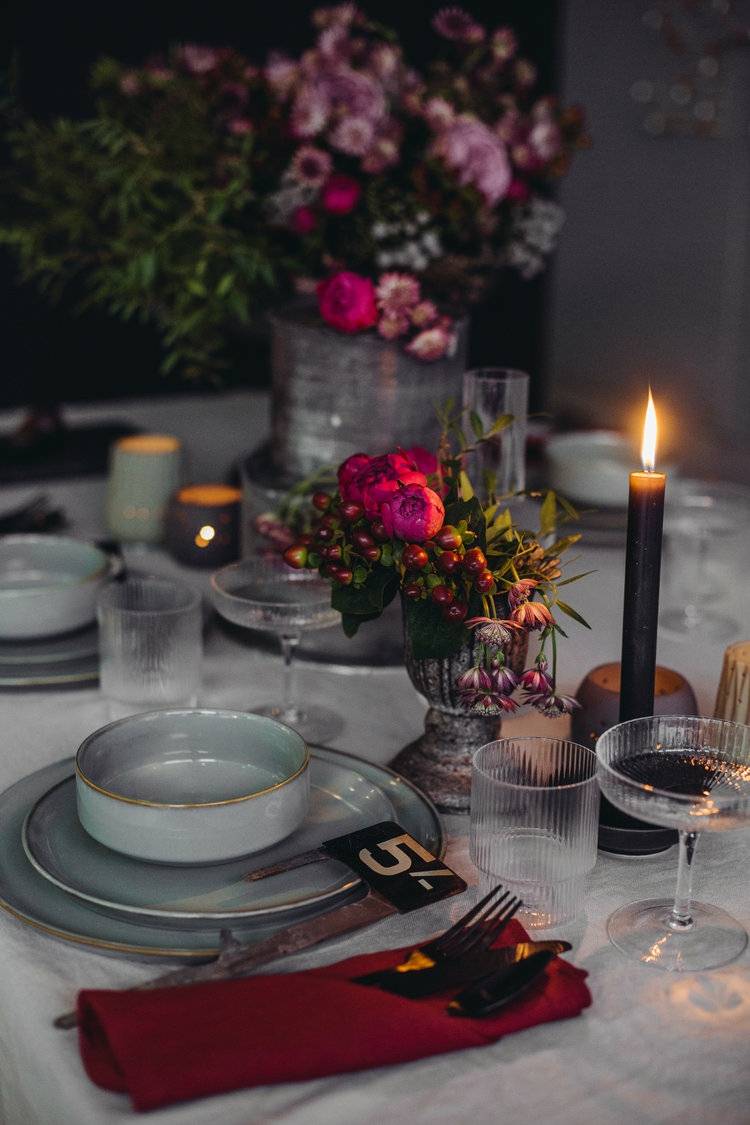 vianočná dekorácia bobuľové tóny aranžovanie kvetín dekorácia na stôl serviette