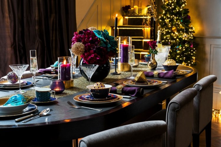 vianočné dekorácie bobule tóny výzdoba stola nápad matné sviečky látkové obrúsky aranžovanie kvetov