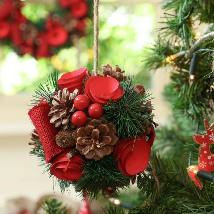 vianočné ozdoby bobuľové tóny jedľa ozdoba gule papier šípky bobule