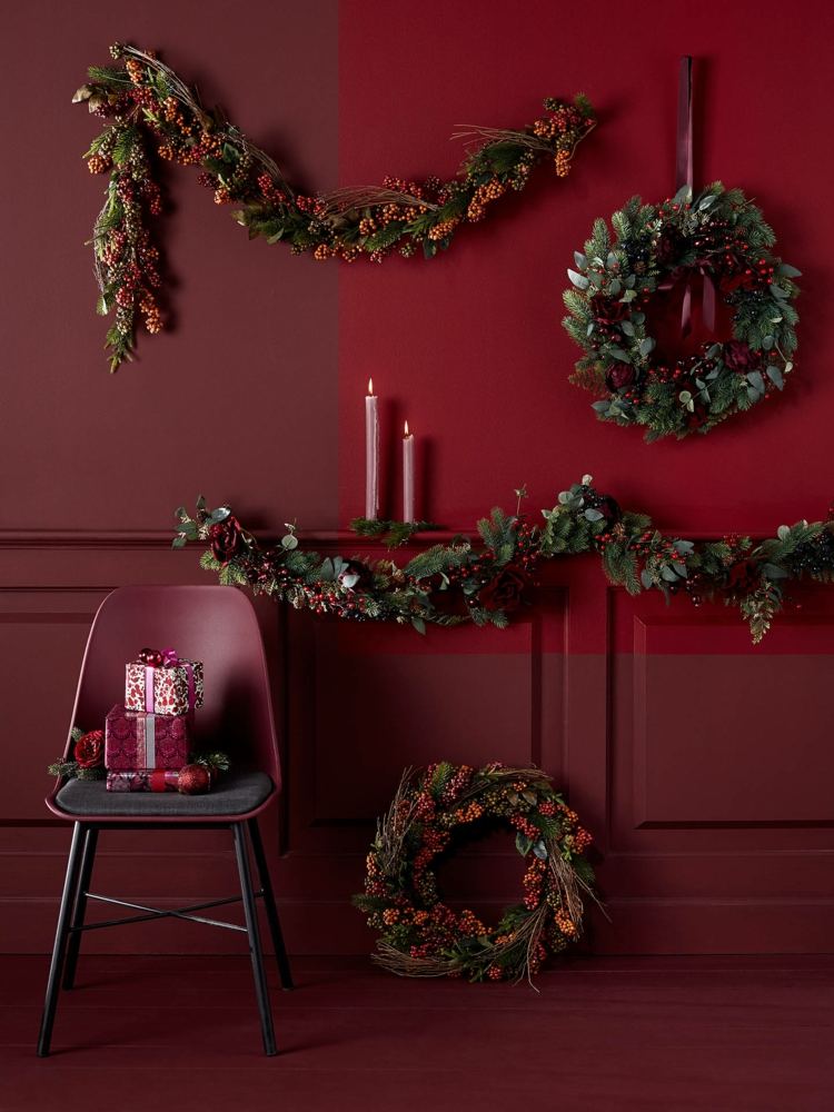 vianočné dekorácie veniec bobule tóny darčekové balenie sviečky moderné farebné kombinácie