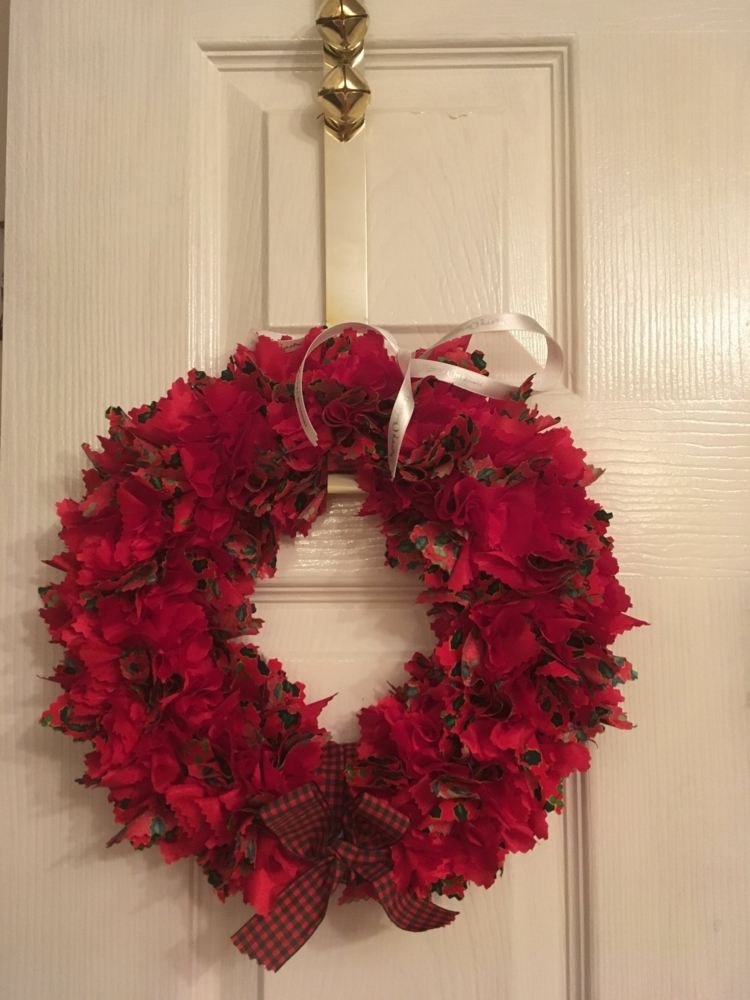 vianočná dekorácia bobuľové tóny dverný veniec malinová farebná stuha