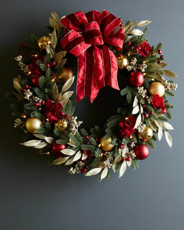 vianočná dekorácia bobuľové tóny veniec zlatá červená jedľa zelená stužka