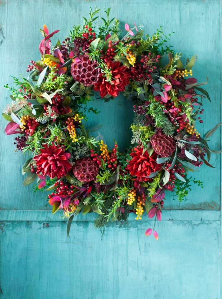 vianočná dekorácia bobuľové tóny veniec sušené lotosové lusky georgíny
