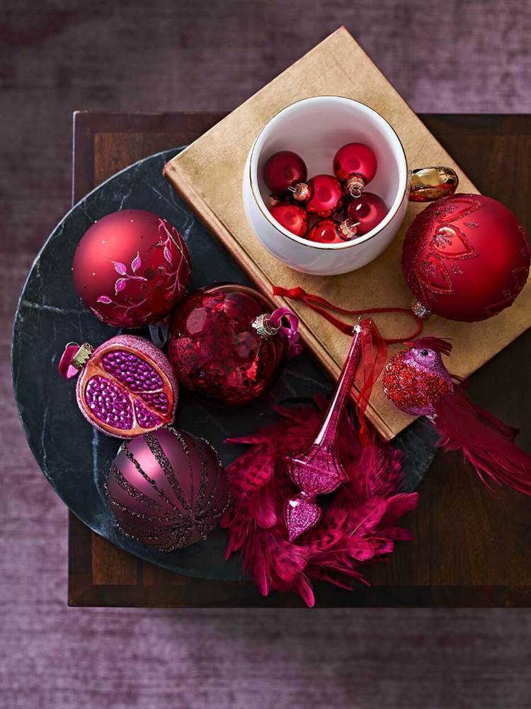 vianočná dekorácia v bobuľových tónoch mini jarný veniec vianočné gule dekorácia stolu