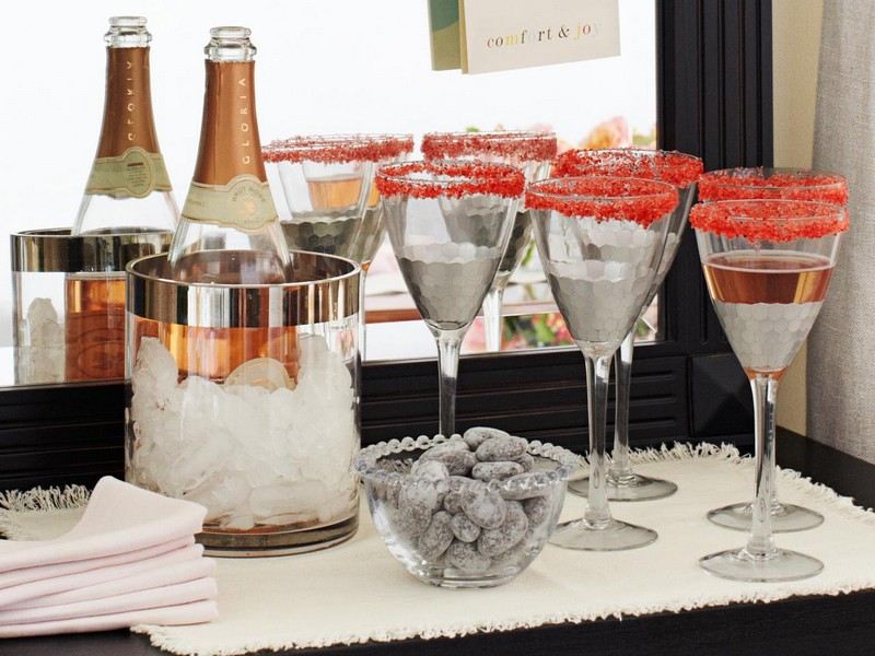 Poháre na šampanské ozdobte žltými trblietkami Vianočná dekorácia-strieborná-fľaša na šampanské-ozdoba-trblietavý papier