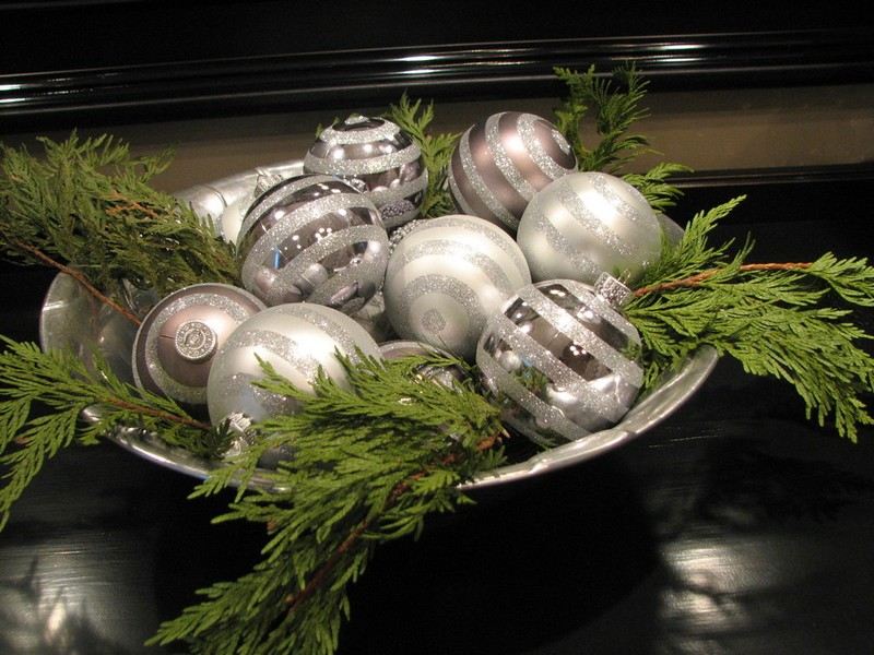 Vianočná dekorácia v striebornej farbe - gule na vianočný stromček a jedľové konáre Vianočná dekorácia-strieborná-cetka-trblietka-sprej-ozdoba