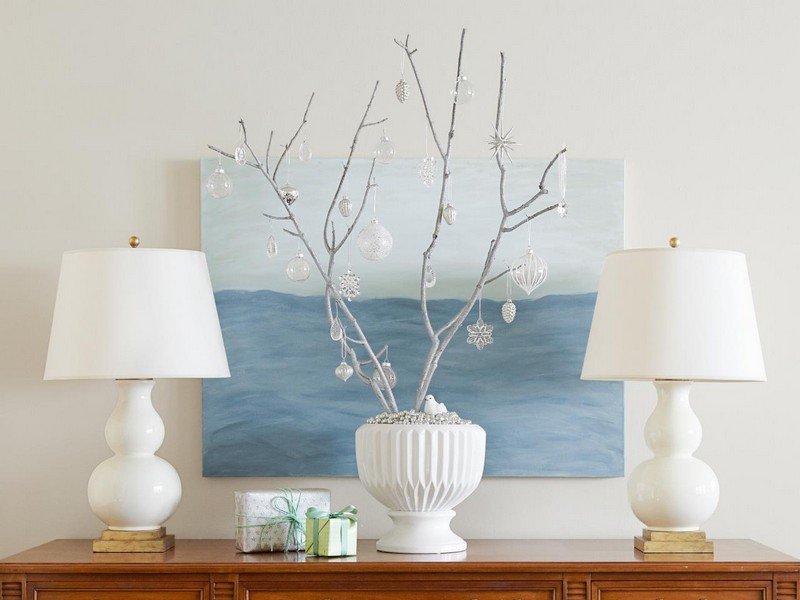 Vintage vianočná dekorácia v striebornej farbe - umelý stromček v bielej farbe Vianočný dekor-strieborné-nápady-perla-zima-krajina divov-komoda-obývačka