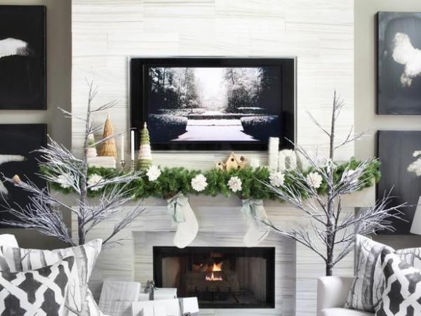 Vianočná dekorácia biela zelená krbová rímsa jedľový veniec biele kvety Vianočná dekorácia v bielych a zelených kvetoch jedľovej girlandy