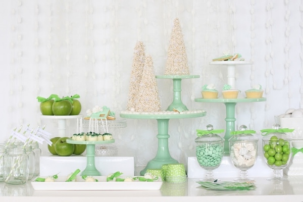 Vianočná dekorácia mätový dezert so zelenými cukríkmi Vianočná dekorácia dezert z bieleho mäty a zelených cukríkov formou bufetu