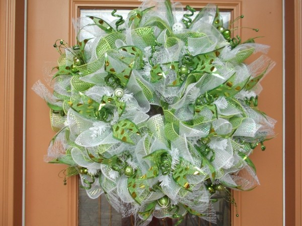 Vianočná dekorácia biely zelený dverný veniec mašle z organzy Vianočná dekorácia biele zelené dverné vence stužky organza