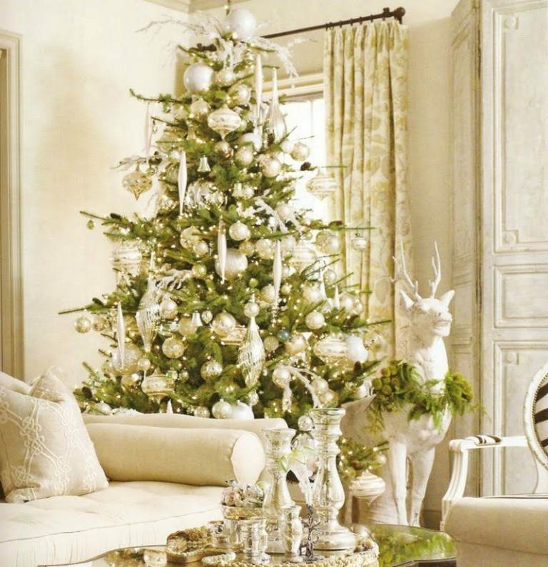 Vianočné dekorácie v bielej a zelenej farbe - ušľachtilá obývačka vianočné ozdoby v zelenej a bielej elegantnej obývacej izbe so sobom