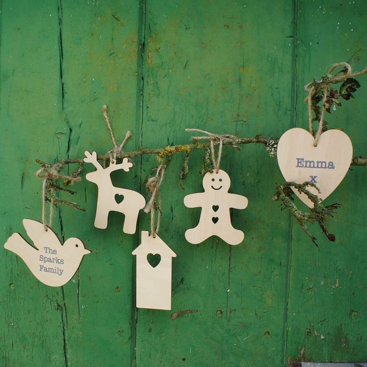 Rôzne prívesky na dekoráciu stromčeka môžu byť vyrobené z dreva vianočná dekorácia s drevenými figúrkami prívesky brezové sobie srdce vtáčie perníčky