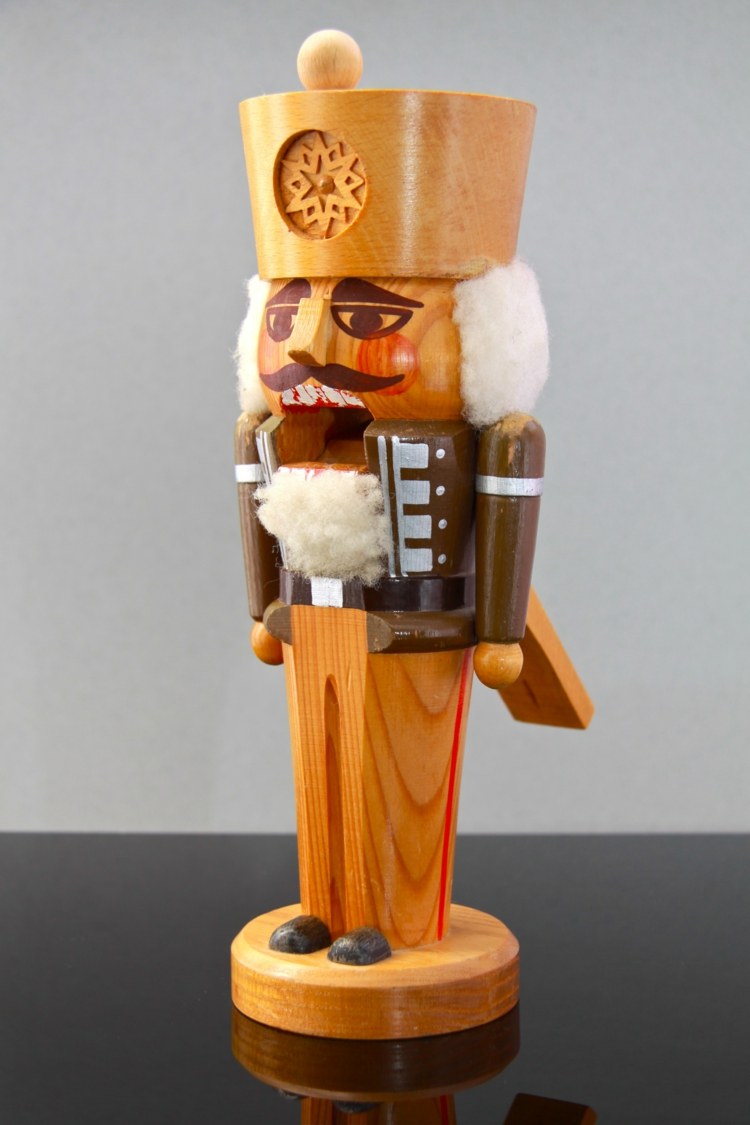 Tradičný luskáčik je tiež vyrobený z dreva vianočná dekorácia s drevenými figúrkami luskáčik tradičná dizajnová tvorba