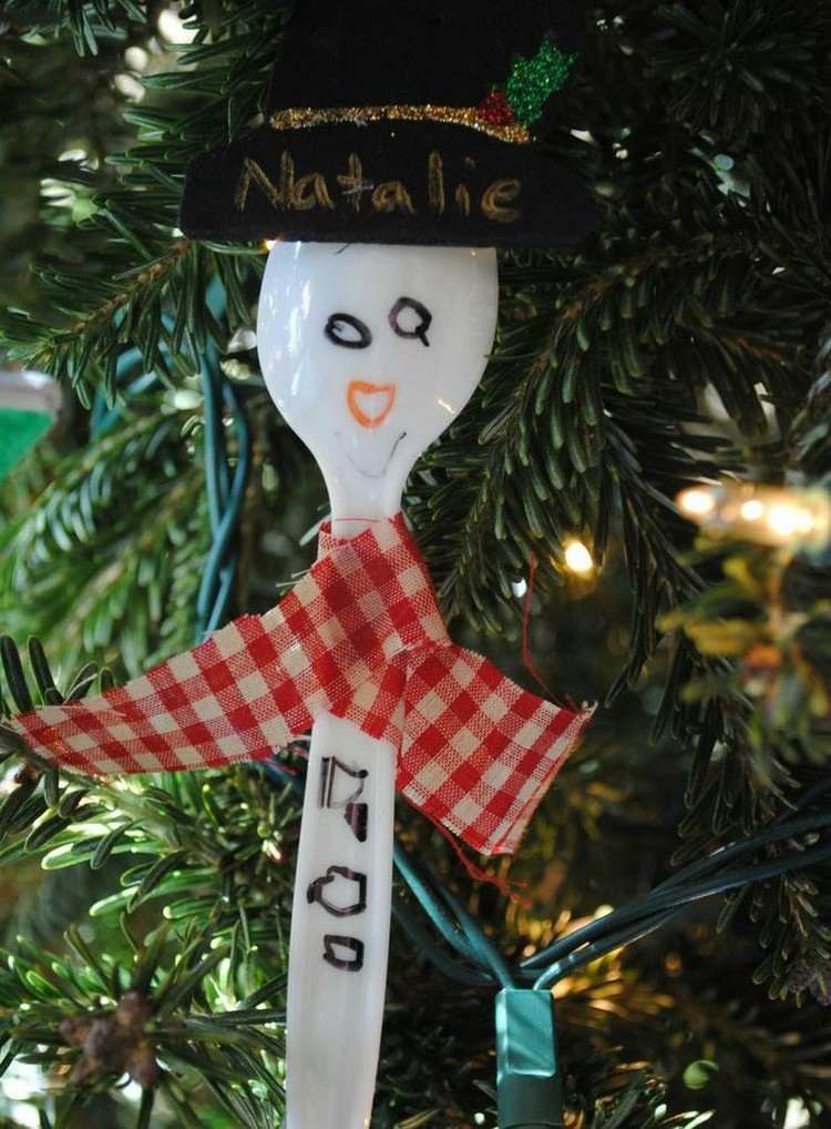 Ozdobte plastové lyžice ako Santa Claus Vianočné dekorácie-deti-drotár-plastová lyžička-vianočné stromčeky-dekorácie-snehuliak