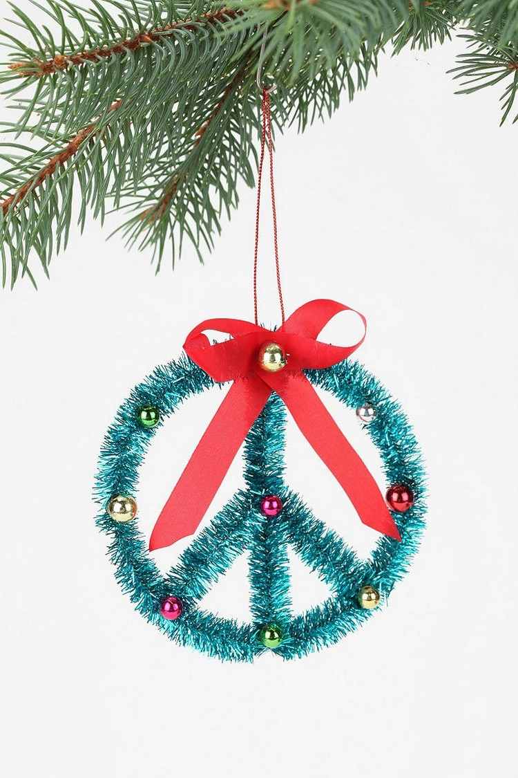 Ozdoby na vianočný stromček vyrobené z čističa potrubí Vianočné ozdoby s deťmi pri výrobe ozdôb na vianočné ozdoby na fajky